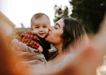 découvrez nos conseils pour voyager sereinement avec votre bébé. préparez-vous pour une aventure inoubliable en famille.